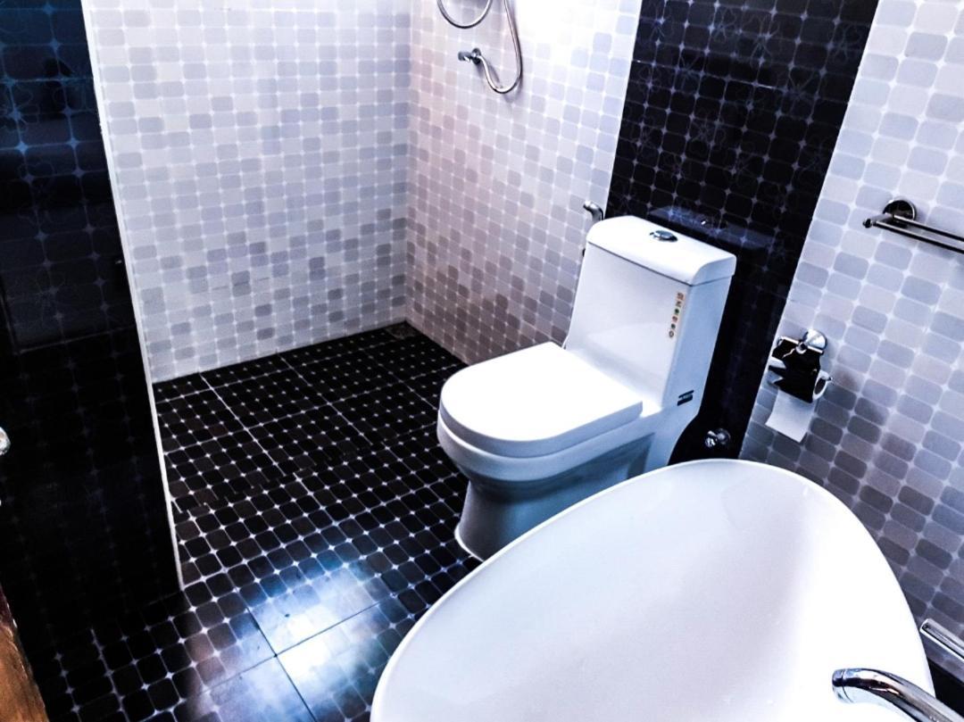 Reef Guest House Male Room photo
